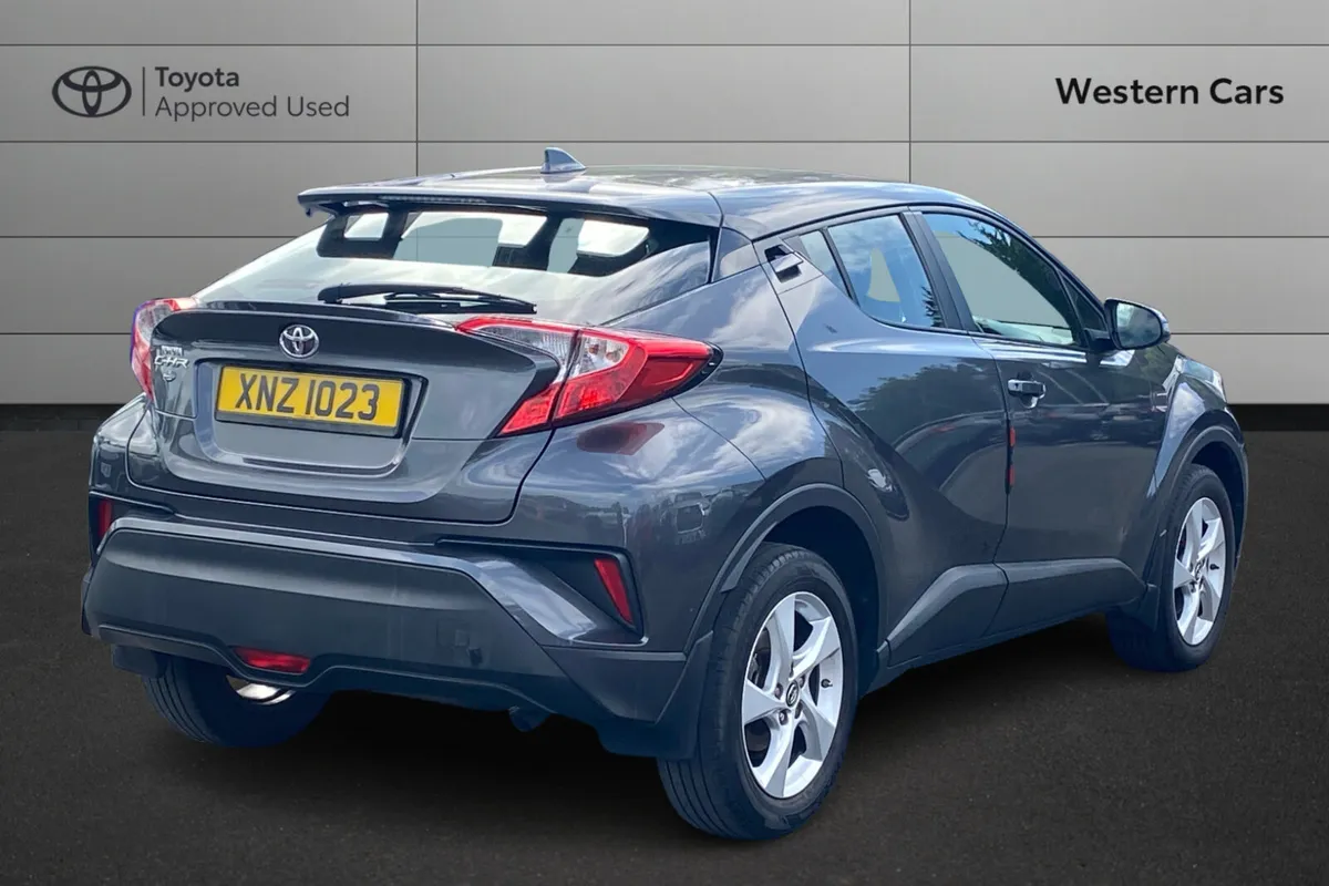 Toyota C-HR 2017 - Image 2