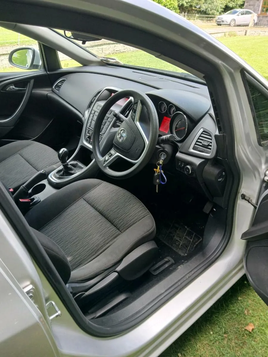 151 VAUXHALL ASTRA NCT 10/26 Tax 10/25 MINT - Image 2