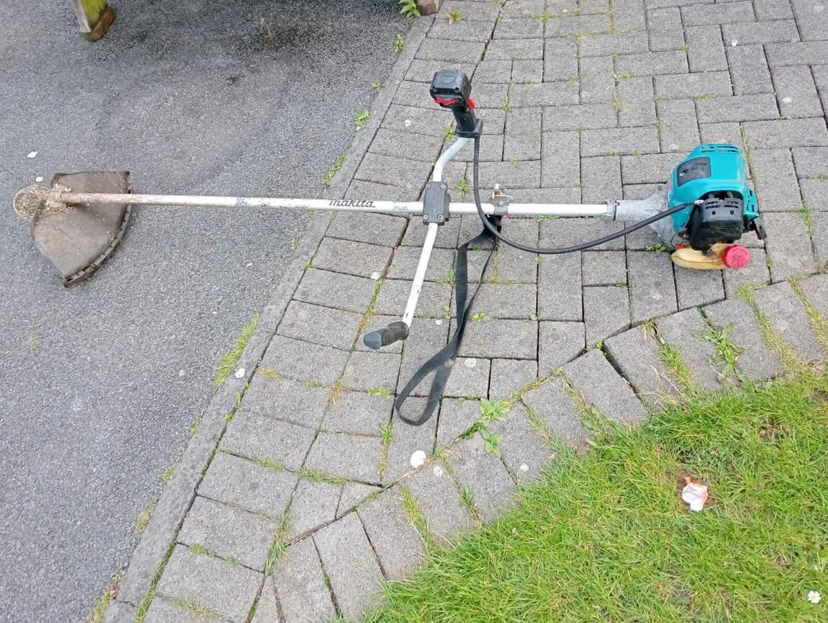 Makita BCX3400 Brush cutter 33.5cc 4 stroke - Image 1