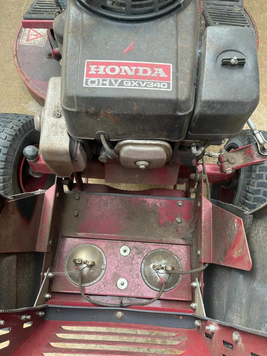 Lawnmaster petrol ride on lawnmower - Image 4