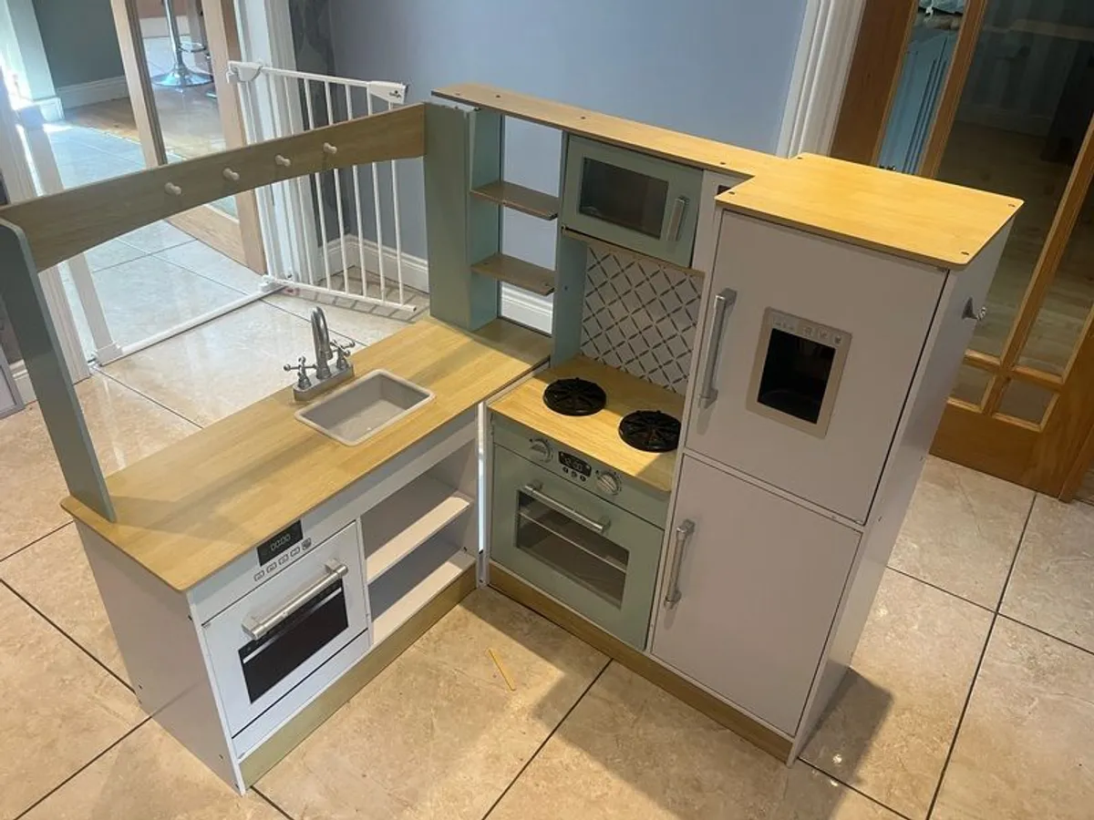 play kitchen - Image 1