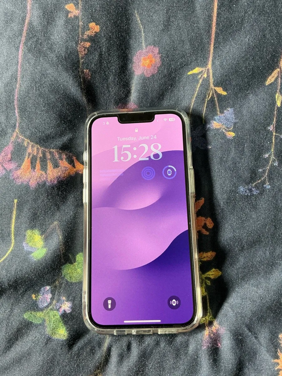 iPhone 16e - Image 1