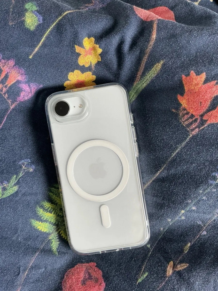 iPhone 16e - Image 2