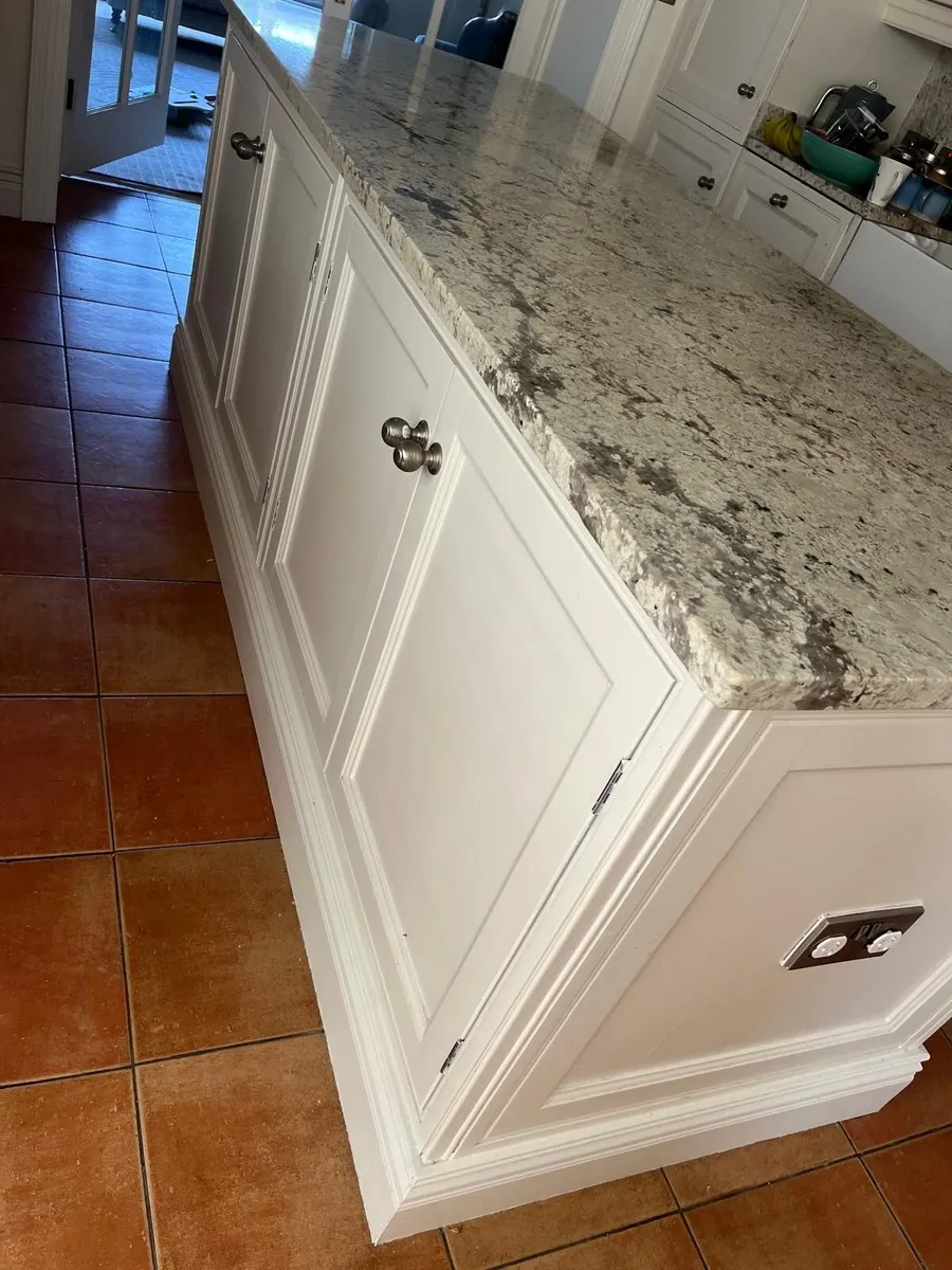 Kitchen Island - Image 1