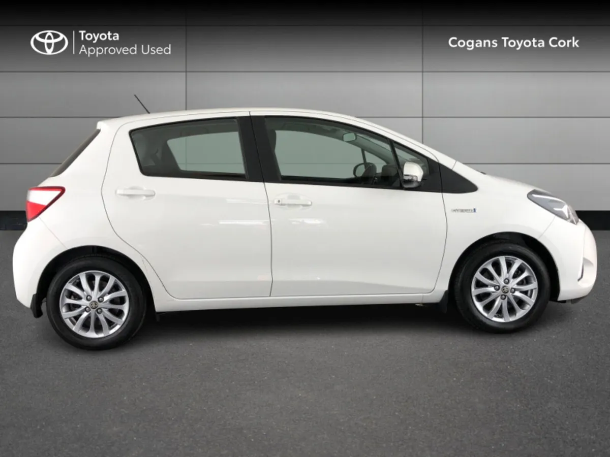 Toyota Yaris YARIS HYBRID 5DR LUNA - Image 3