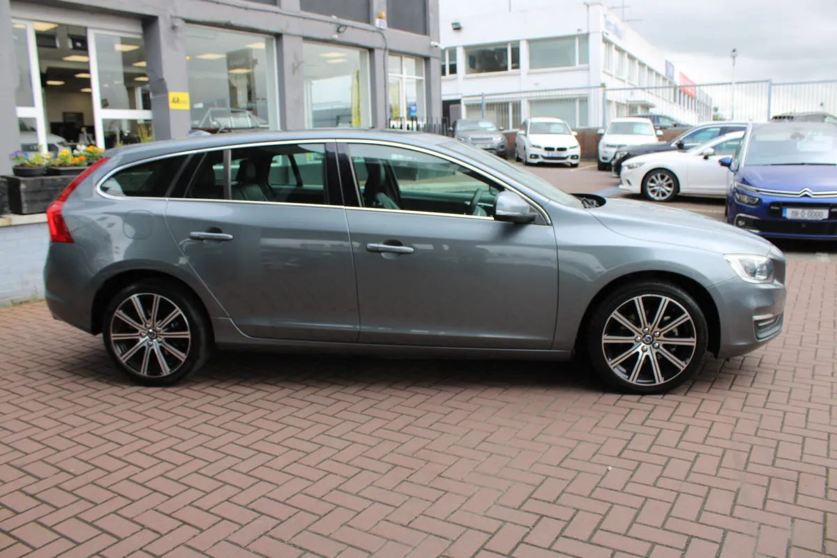 2017 VOLVO V60 - Image 3