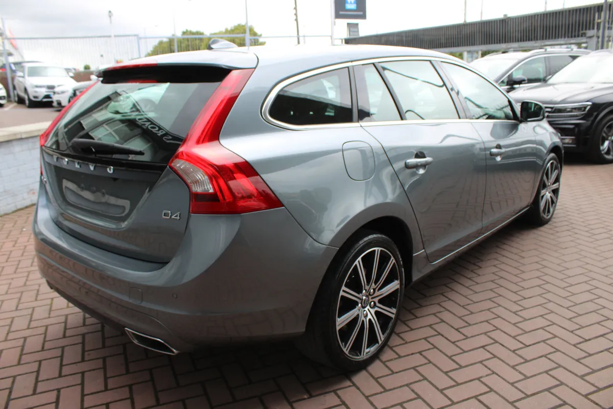 2017 VOLVO V60 - Image 4