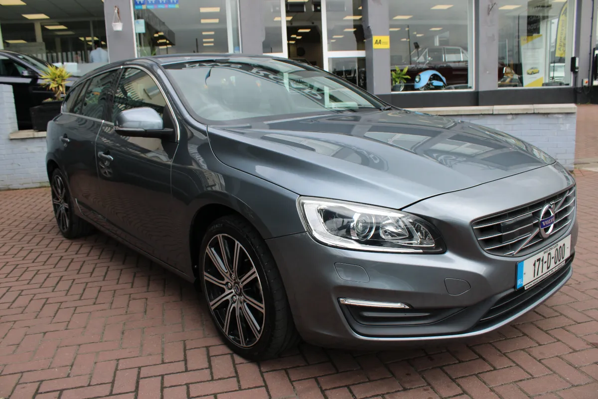 2017 VOLVO V60 - Image 2