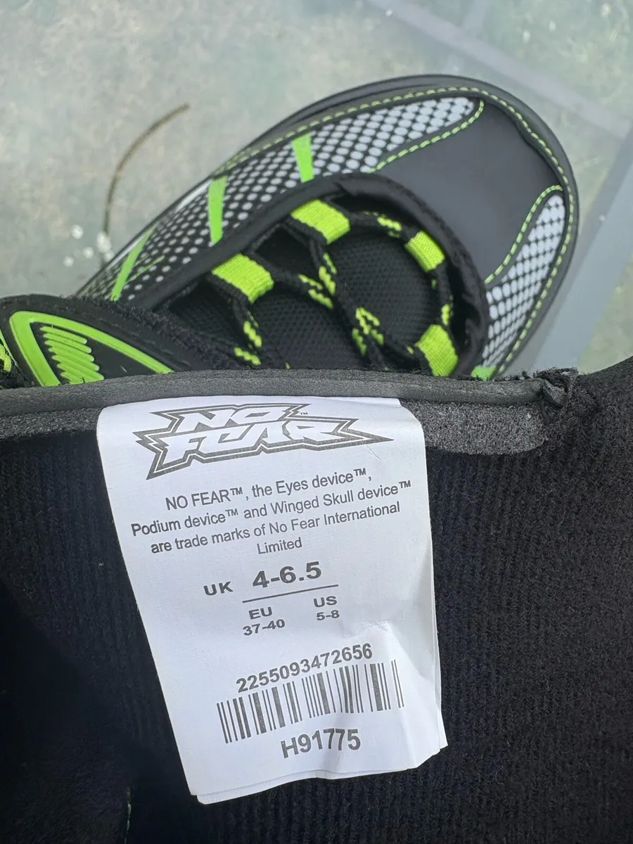Skates size 4-6.5 dog harness size small-medium - Image 3