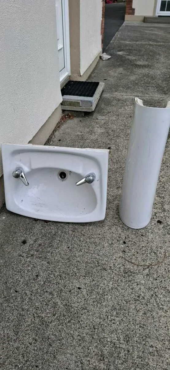 Sink with pedestal - Image 1