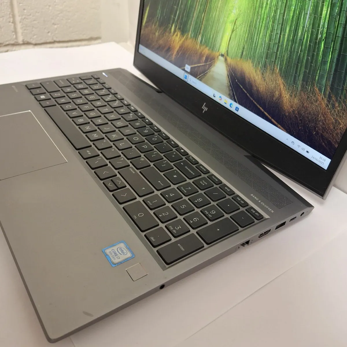 HP ZBook 15v G5  i7-8750H NVIDIA Quadro P600 4GB - Image 4