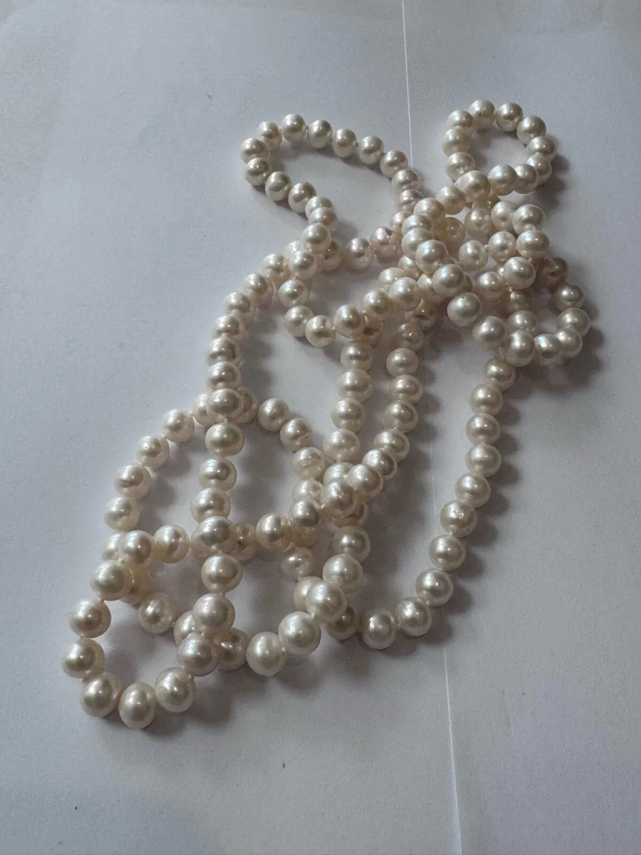 Pearl necklaces and fashion jewelry - Image 1