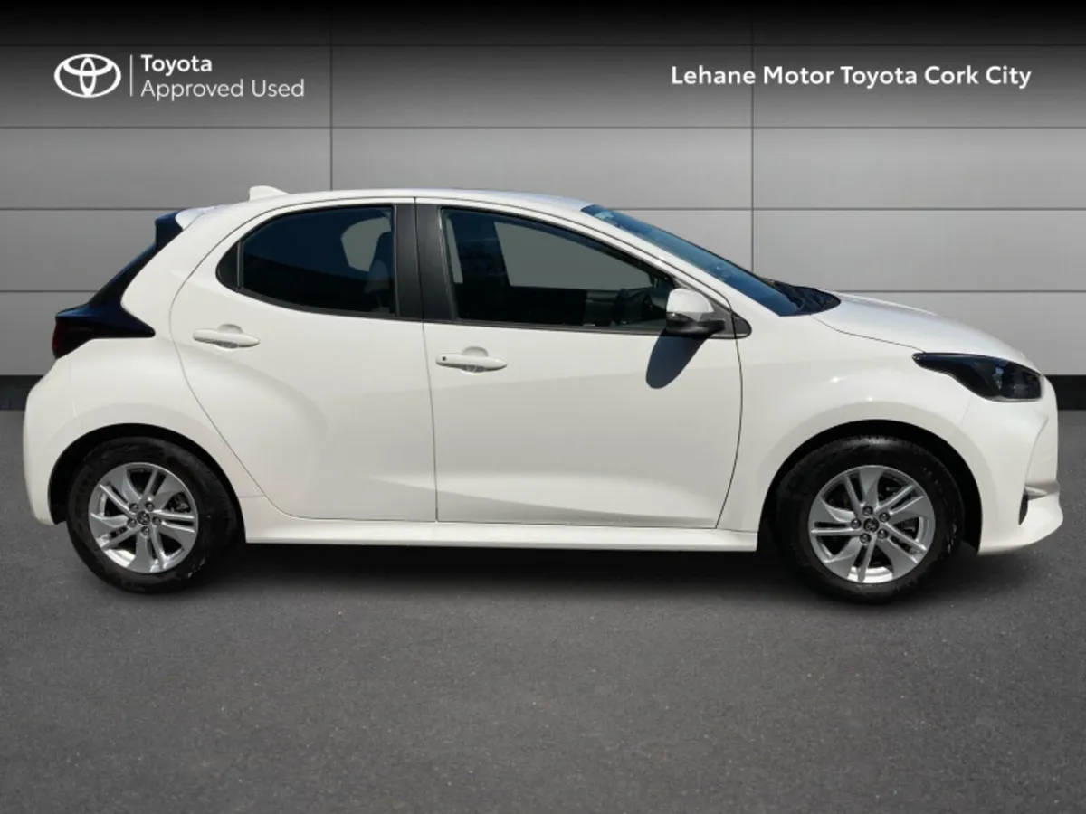 Toyota Yaris YARIS HYBRID LUNA - Image 3