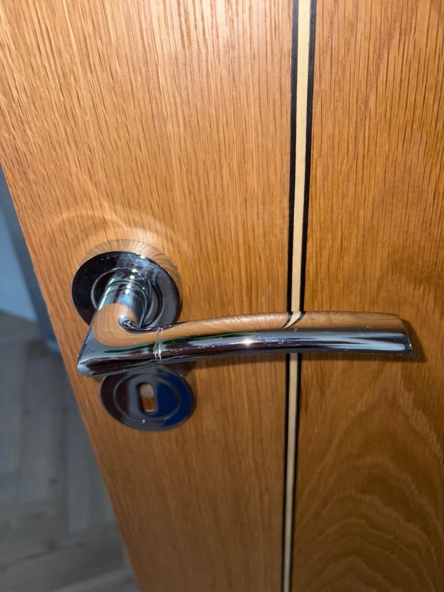 Internal Oak Wood Door with trim and lock - Image 4