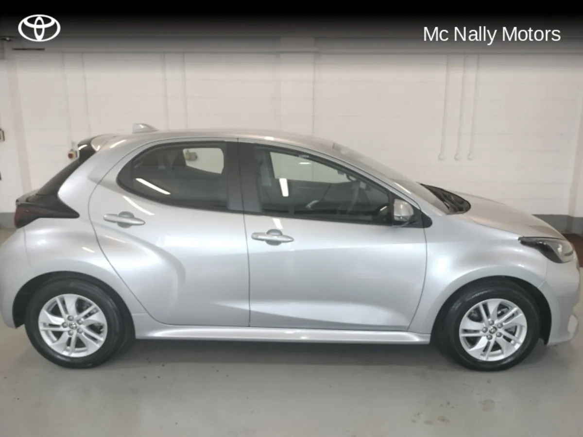 Toyota Yaris HYBRID 1.5 LUNA FREE SERVICING - Image 4