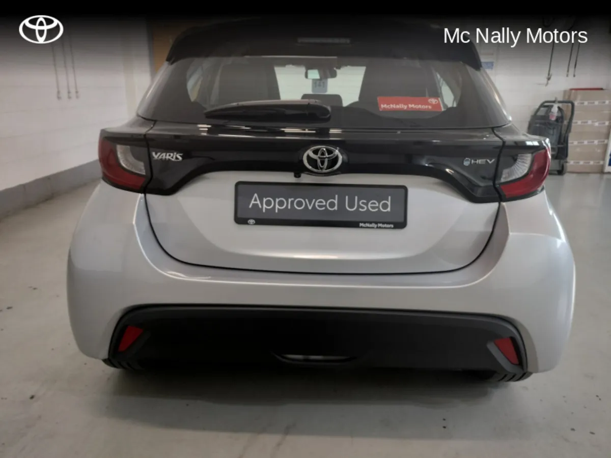 Toyota Yaris HYBRID 1.5 LUNA FREE SERVICING - Image 4