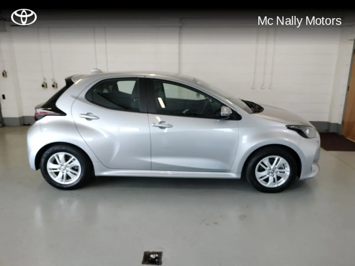 Toyota Yaris HYBRID 1.5 LUNA FREE SERVICING - Image 4