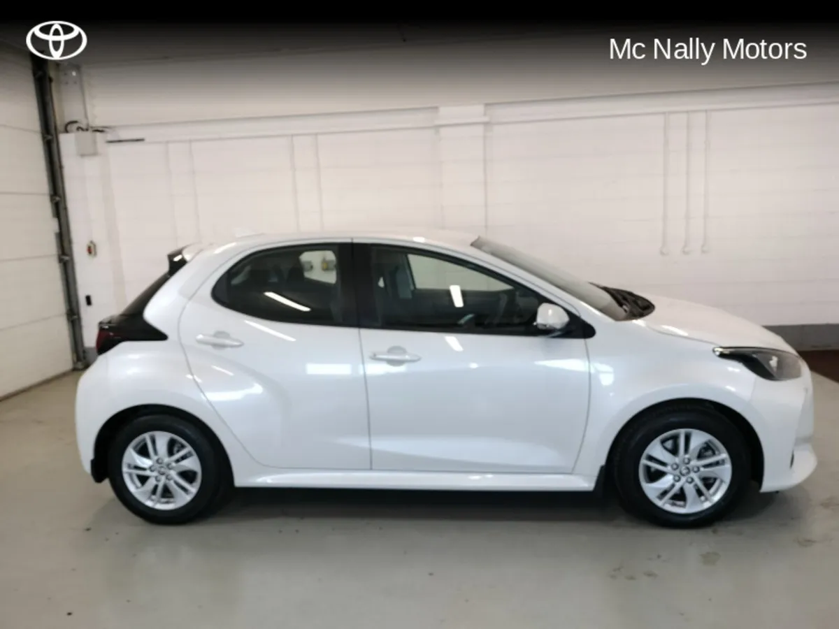 Toyota Yaris HYBRID 5DR LUNA PEARL PAINT - Image 4
