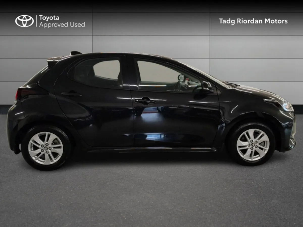 Toyota Yaris HYBRID LUNA - Image 3
