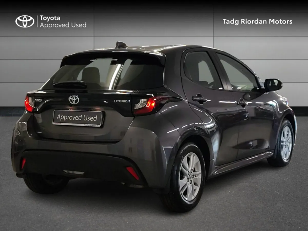Toyota Yaris HYBRID LUNA - Image 2