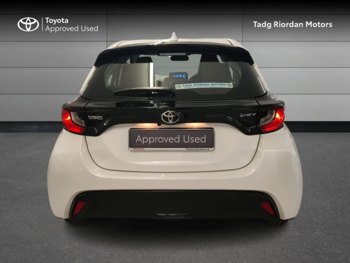 Toyota Yaris HYBRID LUNA - Image 4