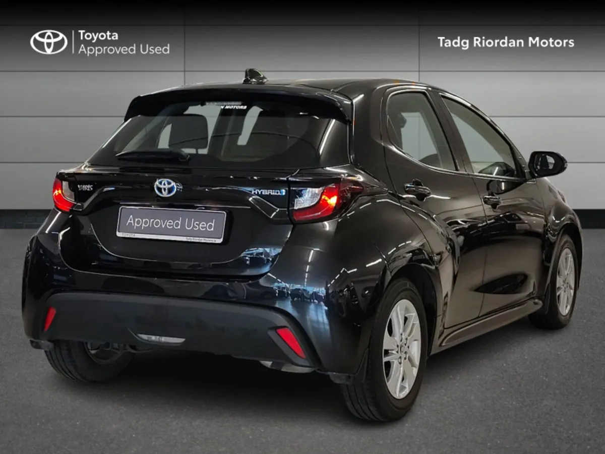 Toyota Yaris HYBRID LUNA - Image 2