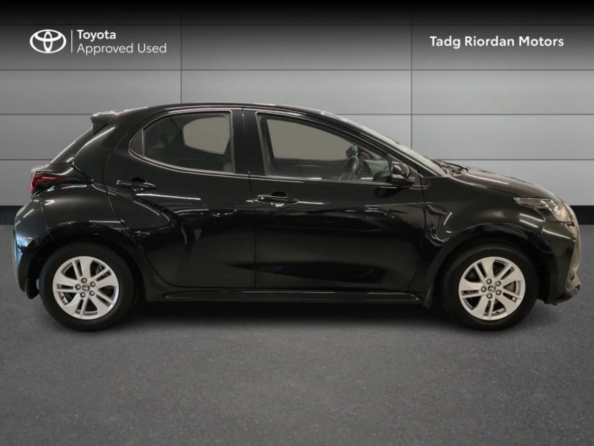 Toyota Yaris HYBRID LUNA - Image 3