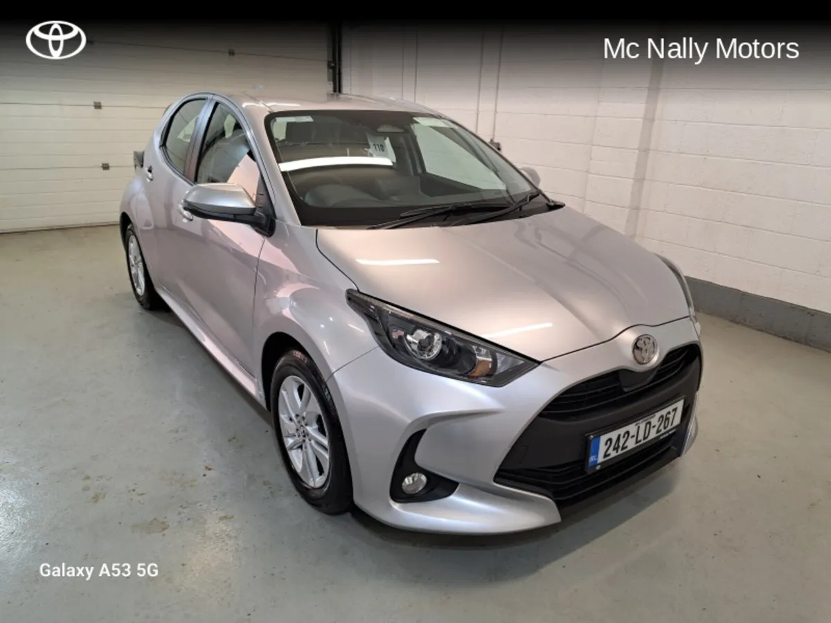 Toyota Yaris HYBRID LUNA DEMONSTRATOR FREE SERVICI - Image 1