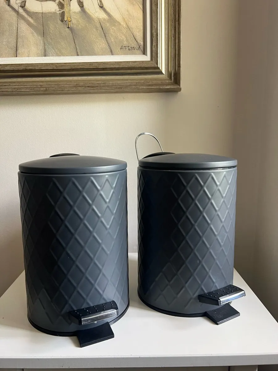 Small Pedal Bin with Lid Bathroom Bin - Image 1