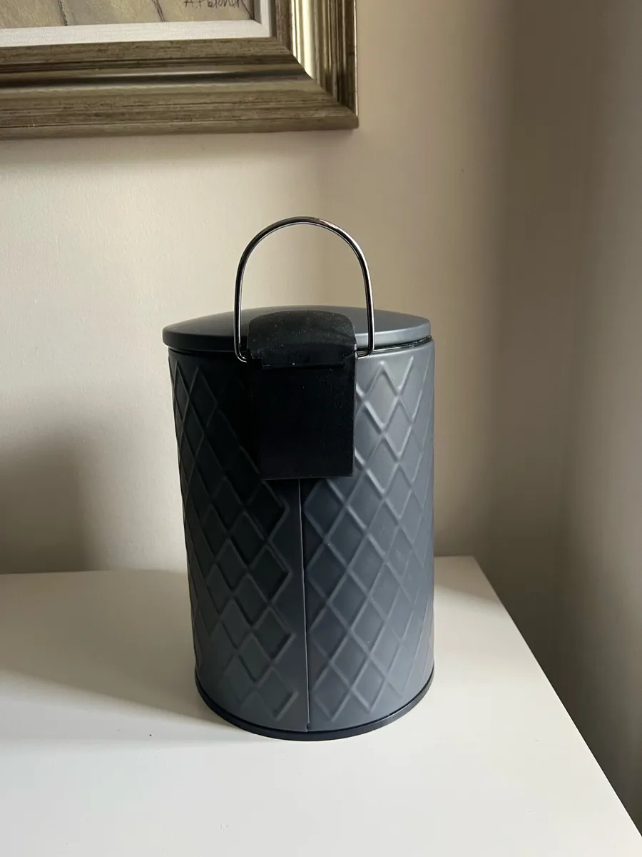 Small Pedal Bin with Lid Bathroom Bin - Image 2