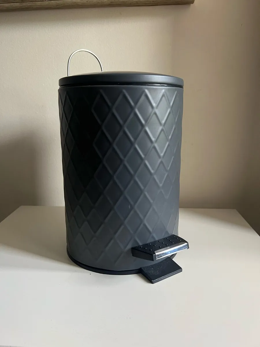 Small Pedal Bin with Lid Bathroom Bin - Image 3