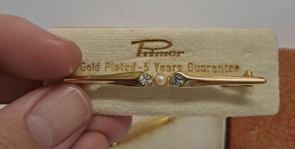 Vintage gold plated brooches - Image 3