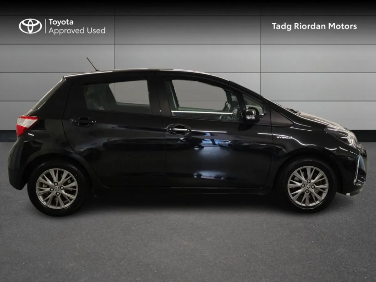 Toyota Yaris HYBRID 5DR LUNA - Image 3