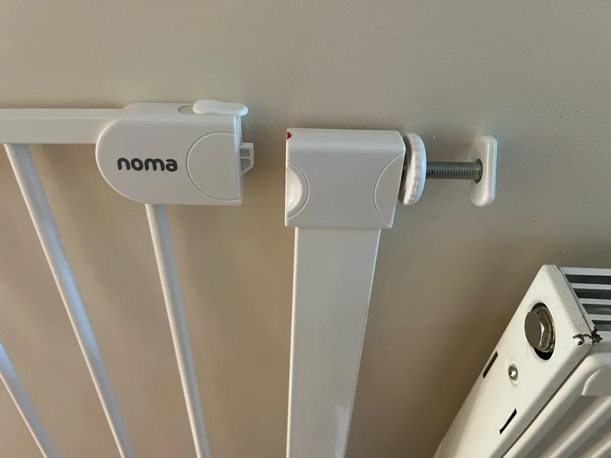 Noma Pressure Fit Stair Gate White - Image 3