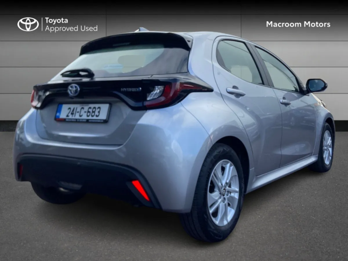 Toyota Yaris YARIS 1.5 HYBRID LUNA - Image 2
