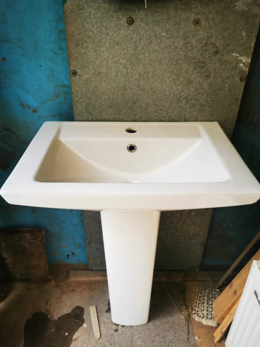 Bathroom sink - Image 1
