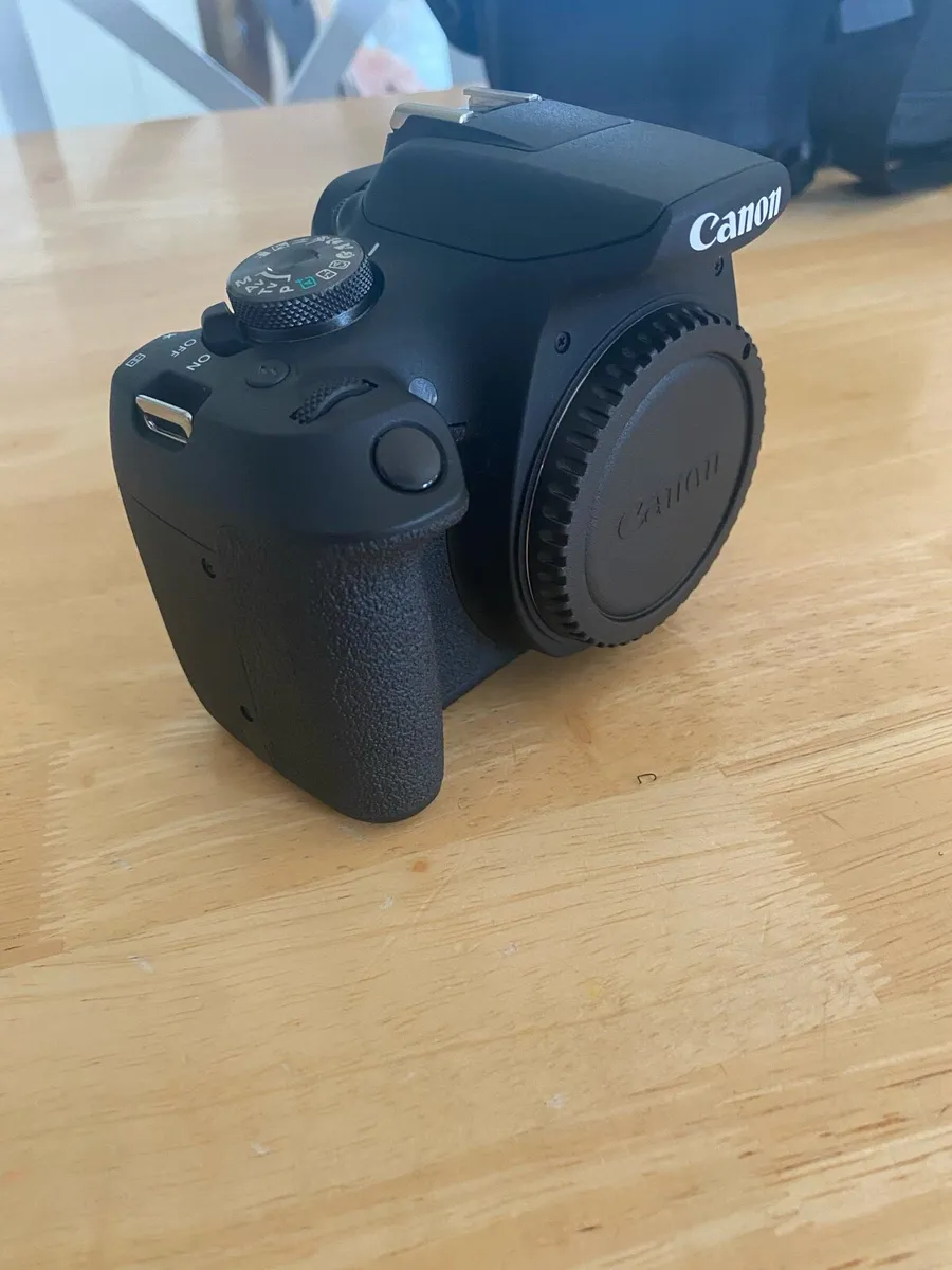 CANON EOS 2000D 18-55mm DC III - Image 1