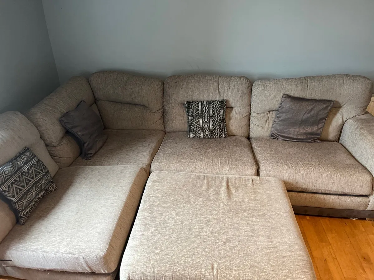 Huge Corner sofa & 2 arm chairs & leg rest - Image 1