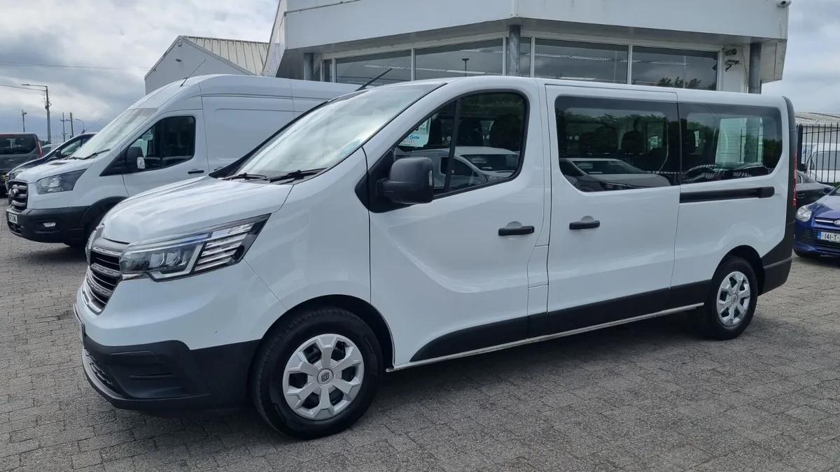 231 RENAULT TRAFIC LWB 9 SEATER 43K MILES - Image 1