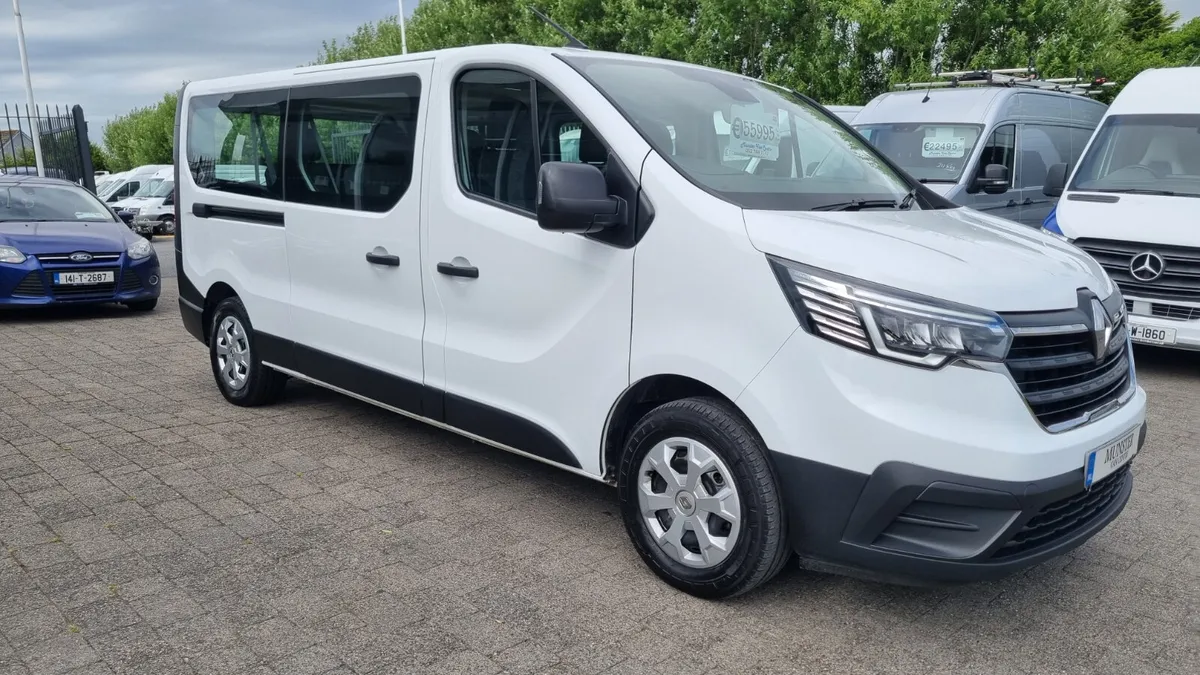 231 RENAULT TRAFIC LWB 9 SEATER 43K MILES - Image 2