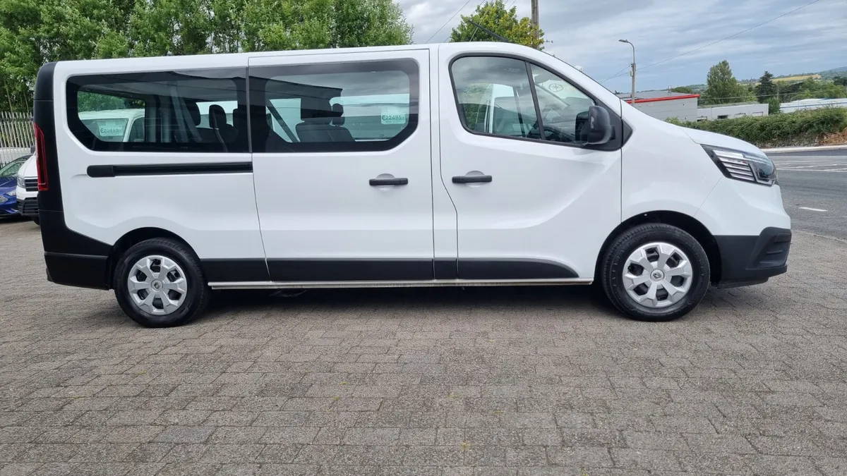 231 RENAULT TRAFIC LWB 9 SEATER 43K MILES - Image 3