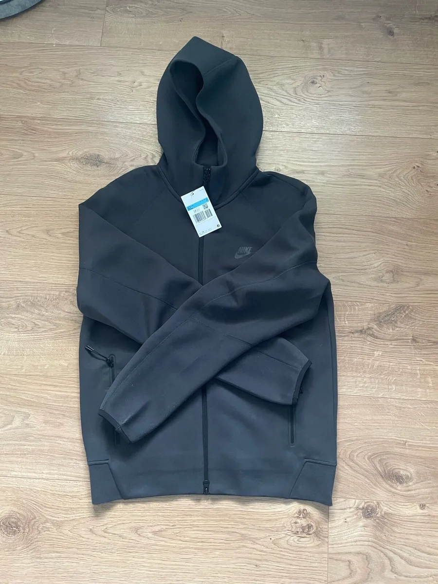Nike tracksuit - Image 3