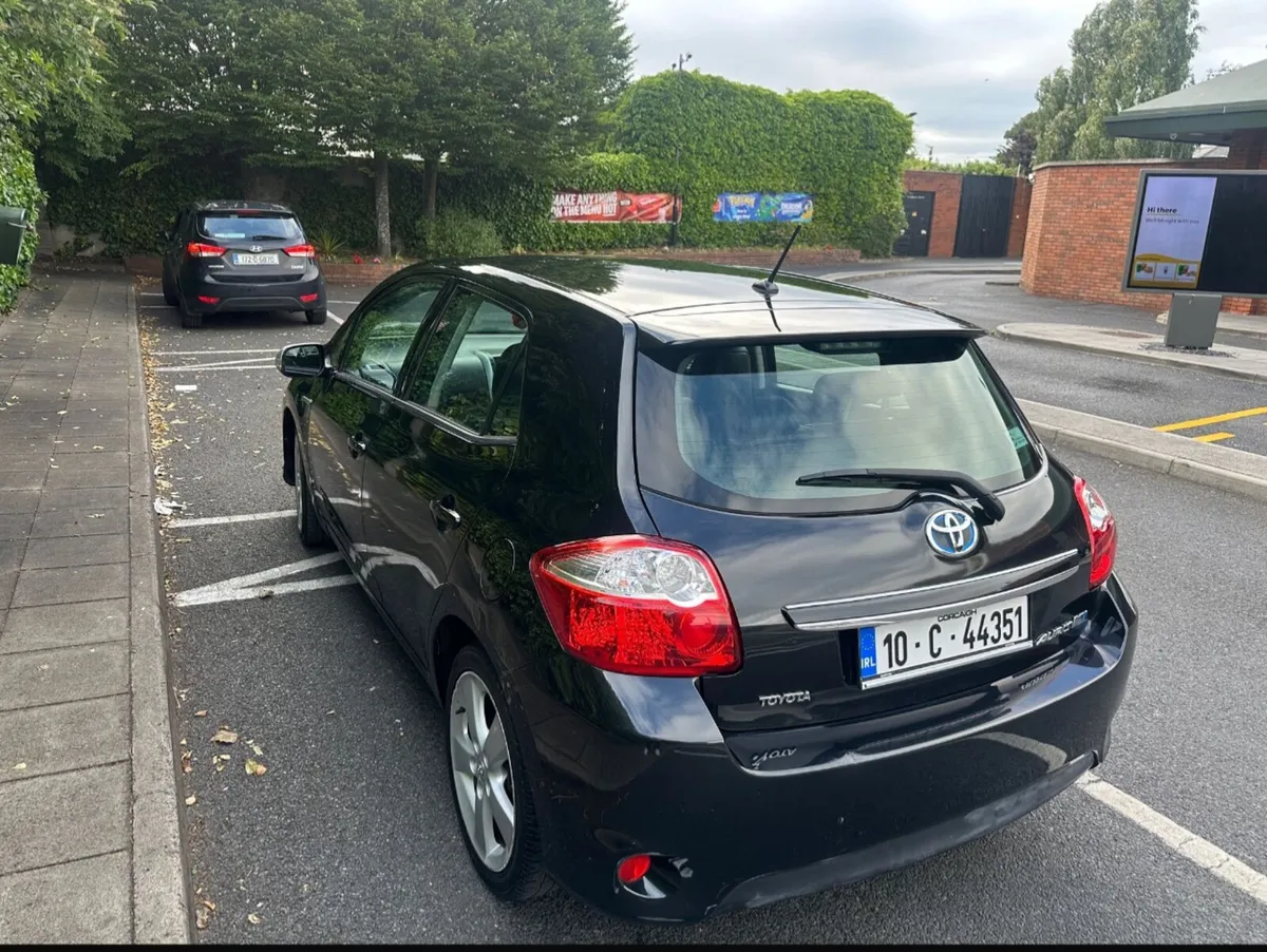 Toyota Auris 2010 - Image 2