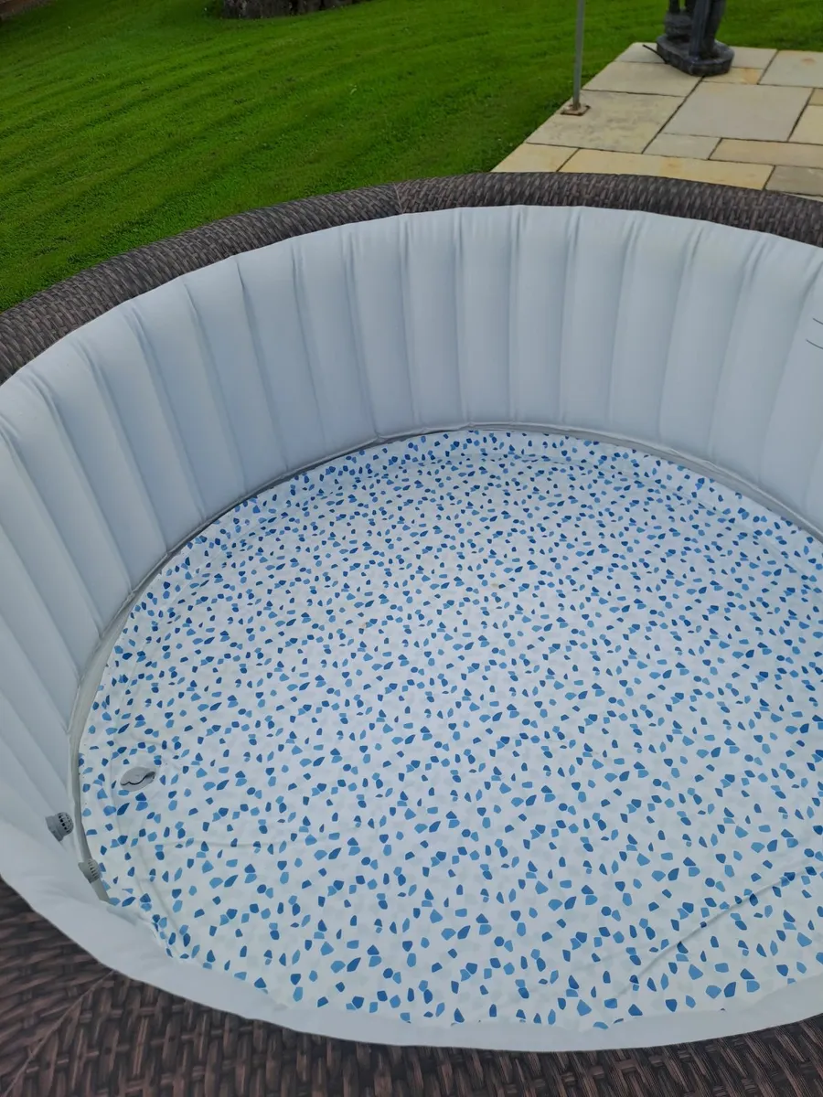 Hottub - Image 1