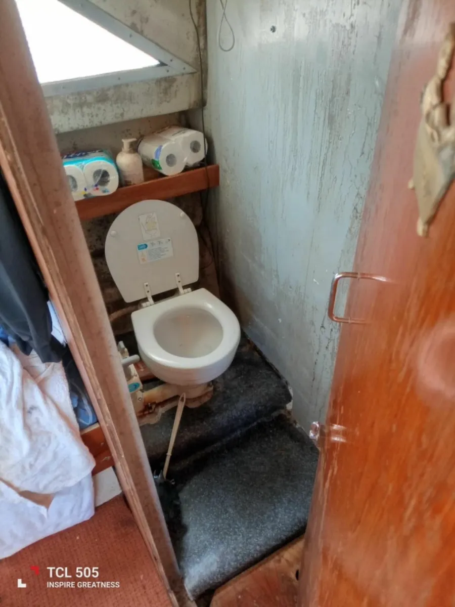 24 foot beuatifull boat with toilet shower - Image 3