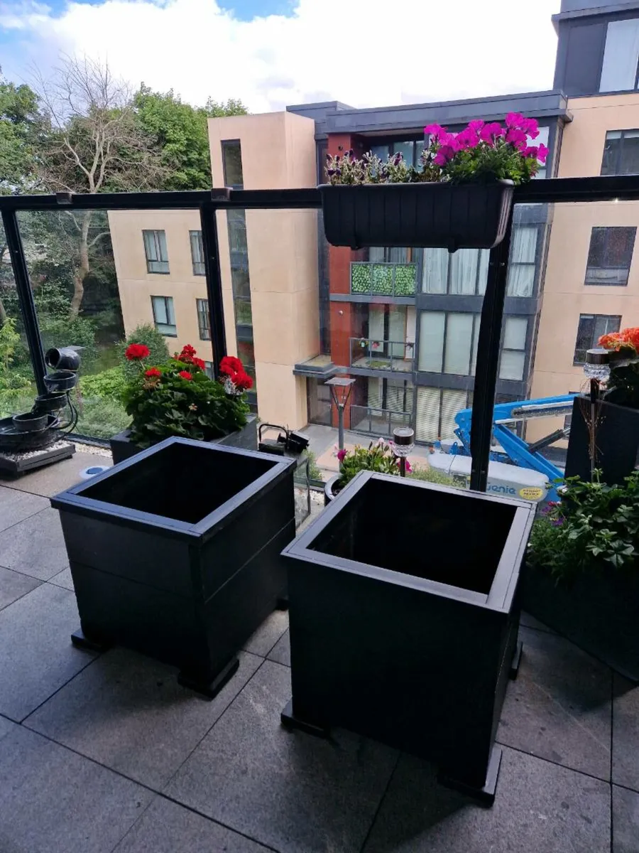 2 Square wooden planters - Image 1