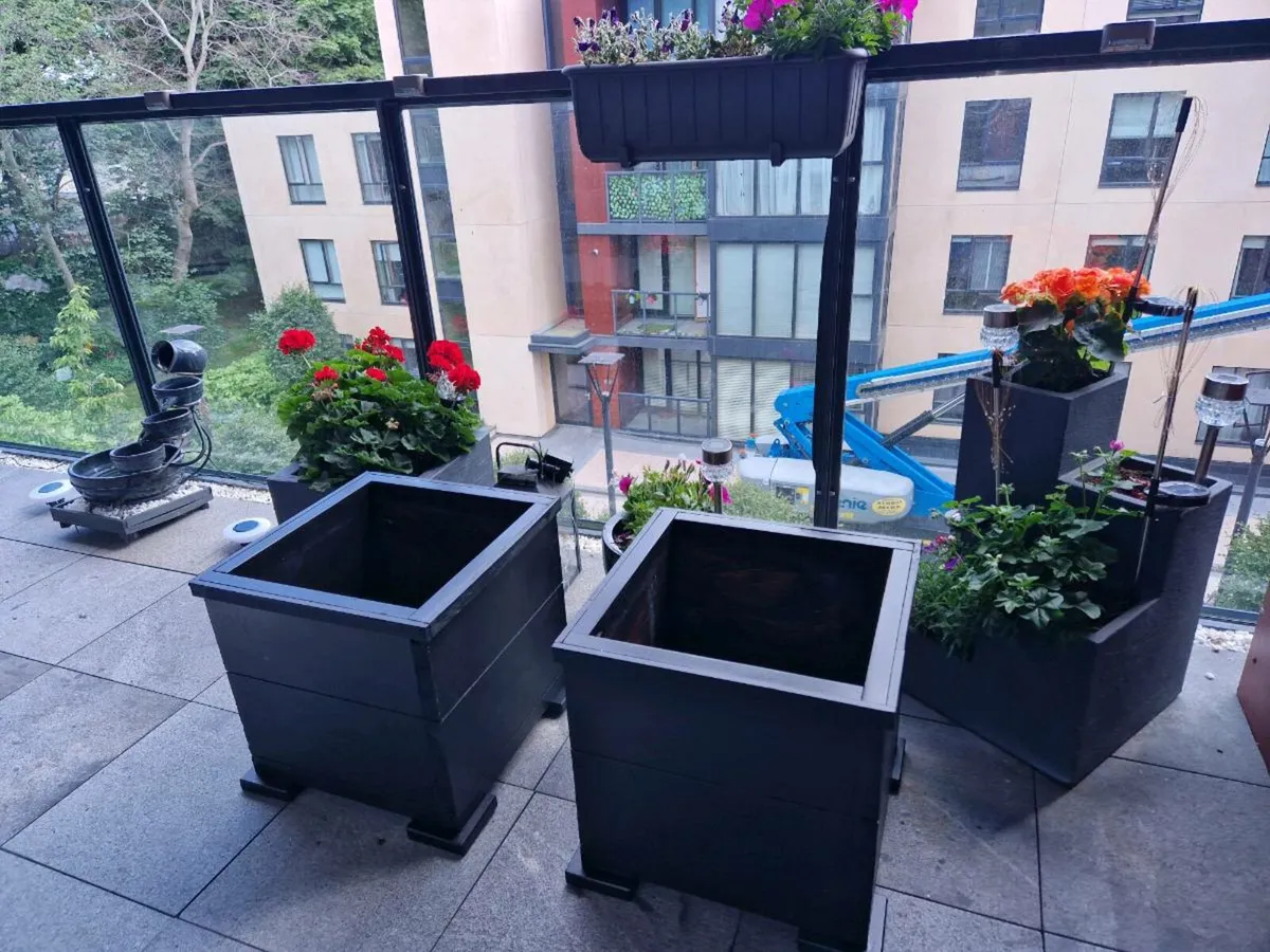 2 Square wooden planters - Image 2