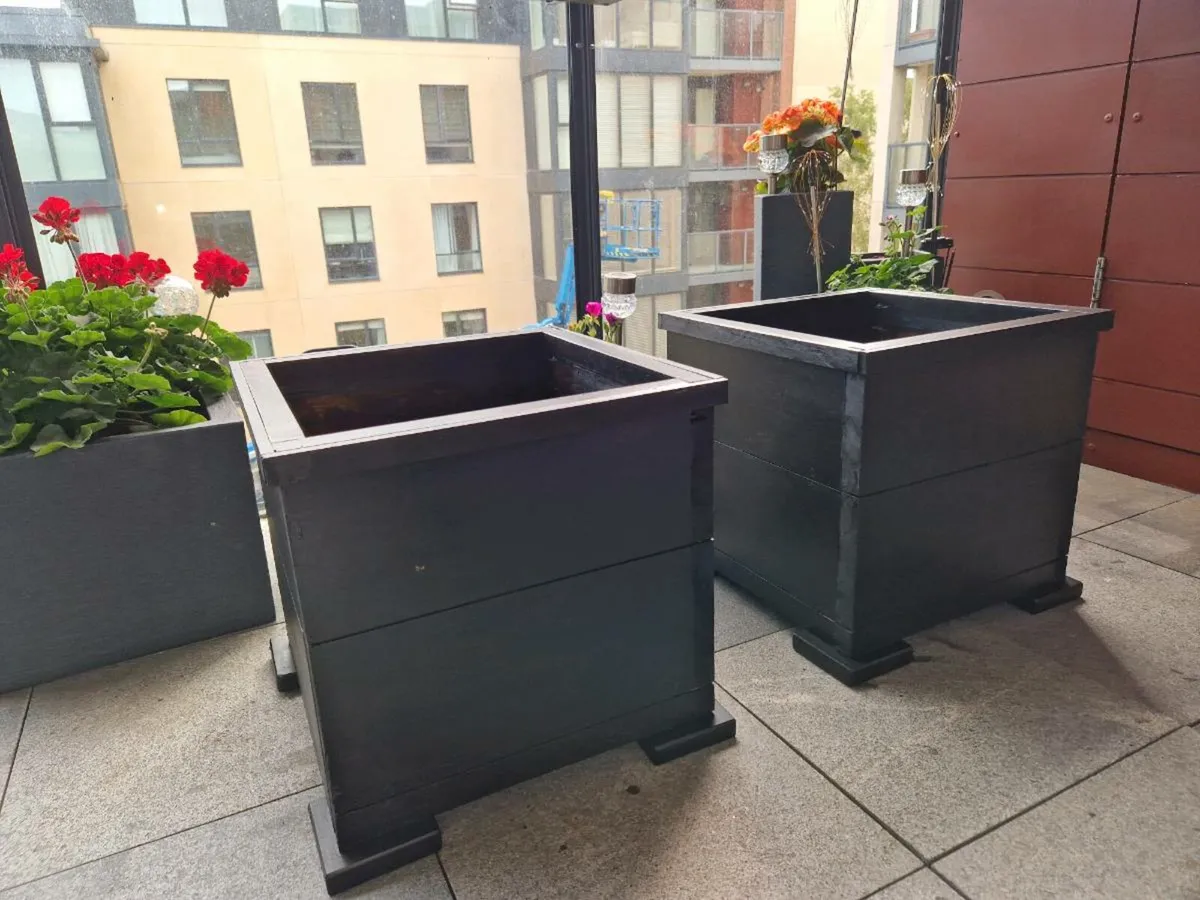 2 Square wooden planters - Image 3