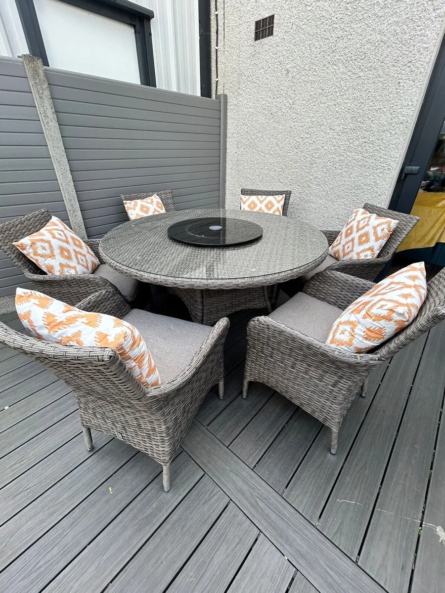 LG table and chairs - Image 4