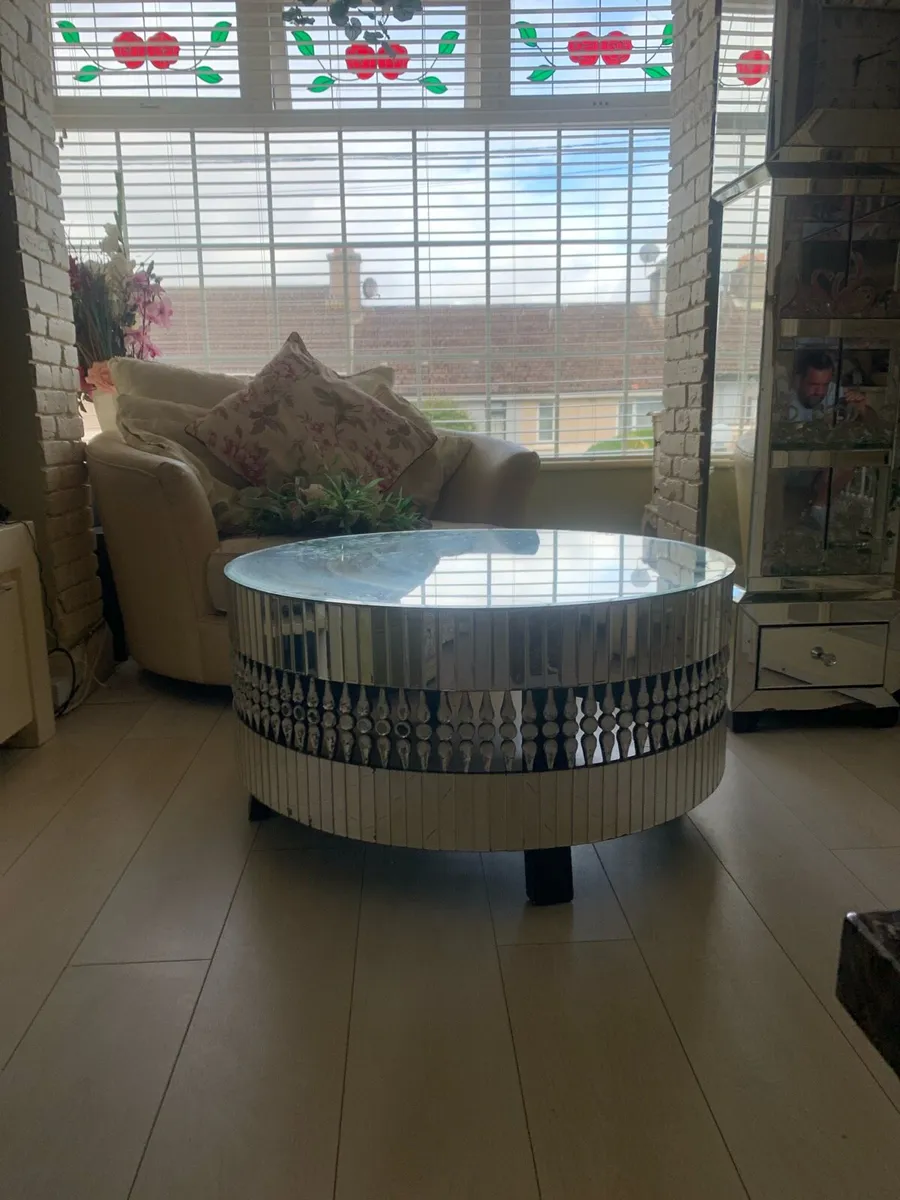 Round glass coffee table - Image 1